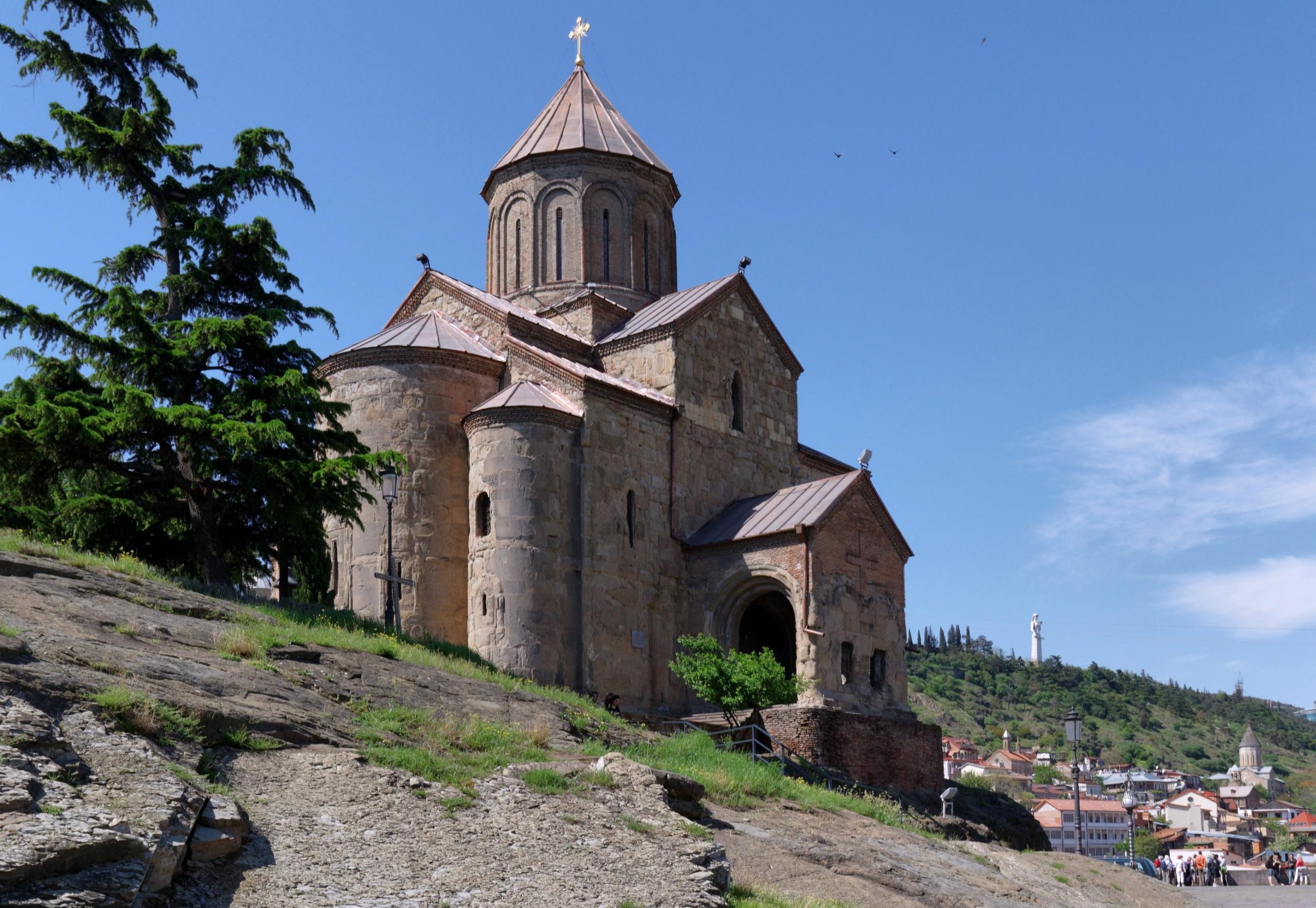 Tiflis’in Metekhi Kilisesi: Tarih ve Gizem Dolu Bilgiler