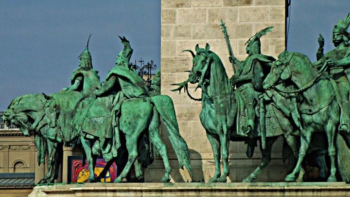 Budapeşte’de Kahramanlar Meydanı: Bilinmeyen Gerçekler