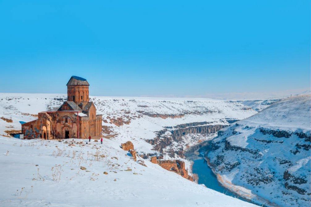 Kış Mevsiminde Aracınızla Keşfedilecek ⁢Büyüleyici Rotalar
