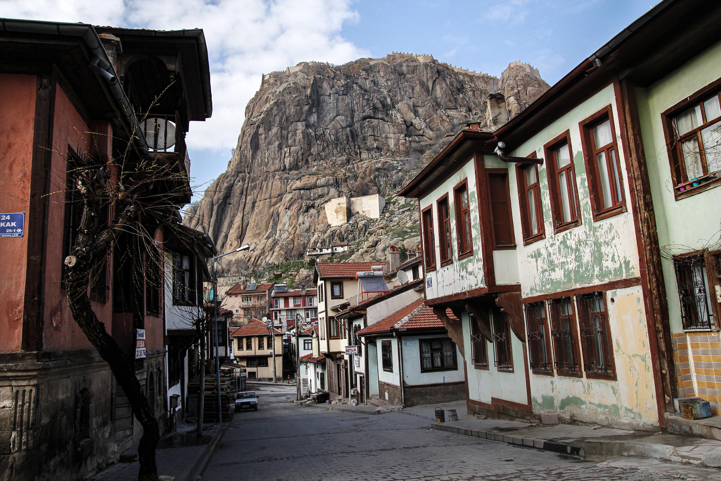 Afyonkarahisarın Doğal ⁢Güzellikleri ile Tarihi Zenginliklerini Keşfedin